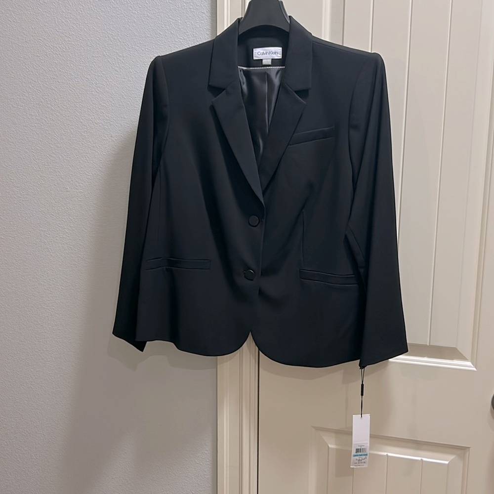 Women’s Calvin Klein Notch-Collar Long Sleeve Coordinating Jacket
Size 20W
Black